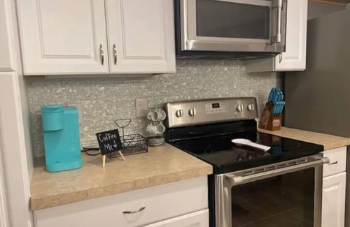 South Daytona Casa | Cozy DaytonaBeach Getaway w/KingBed & Pet Friendly