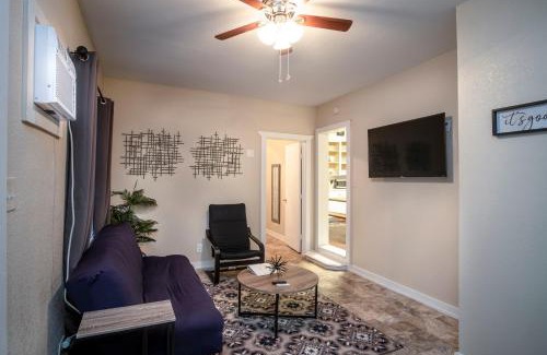 Nevada Street Apartamento | Cozy Downtown Guest House 2BR/1BA Sleeps 8
