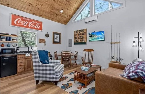 Cecil Cabina | Cozy dual-cabin experience on Washburn Mountain in peaceful Greenwood, Arkansas.