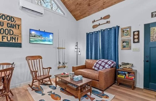 Cecil Cabina | Cozy dual-cabin experience on Washburn Mountain in peaceful Greenwood, Arkansas.