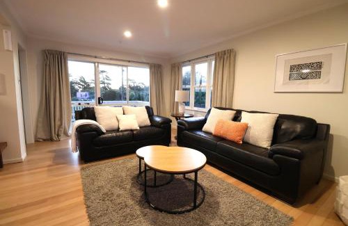 Mangere Bridge Villa | Cozy Family Home 10min to Airport and Pet friendly