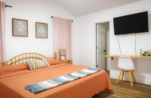 Northeast Raleigh Otro | COZY Farmhouse Escape w/Relaxing outdoor, only 10min to Raleigh Hotspots