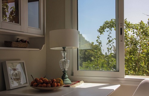 Vallirana Apartamento | Refugio Verde con Encanto