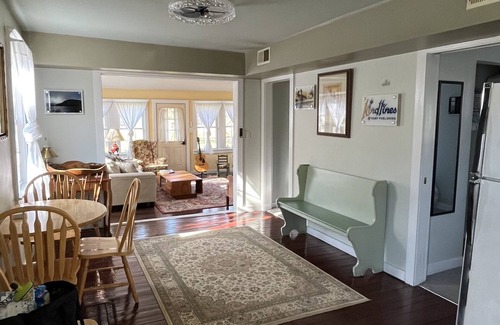 Racine Cabaña | Cozy getaway. Peaceful. 5 min to Historic Harmony. Fireplace. Pet friendly.