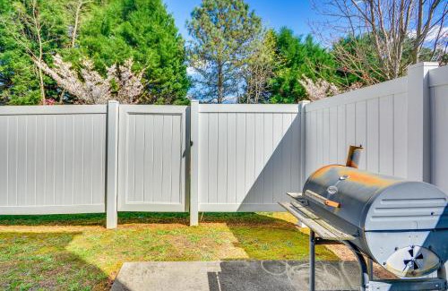 Greensboro Casa | Cozy Greensboro Townhome with Community Pool and Grill