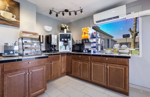 Salem Hotel | Cozy Group Lodging! 2 Rooms, Parking, Pet-Friendly, Close to Local Attractions!