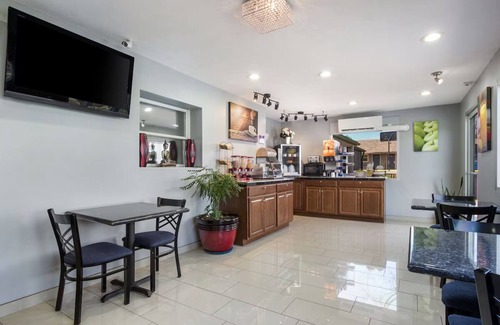 Salem Hotel | Cozy Group Lodging! 2 Rooms, Parking, Pet-Friendly, Close to Local Attractions!