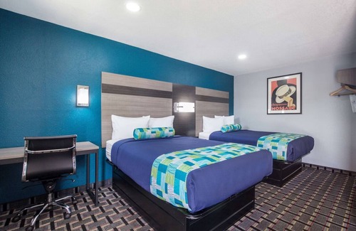 Salem Hotel | Cozy Group Lodging! 2 Rooms, Parking, Pet-Friendly, Close to Local Attractions!