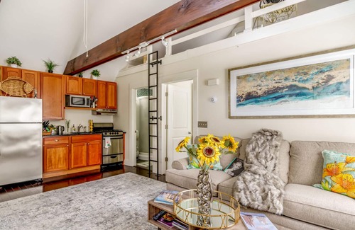 Bellevue Avenue Historic District Casa | Cozy guest cottage located off historic Bellevue Ave walking distance everywhere