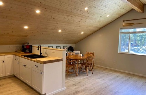 Rexford Cabina | Cozy Hill Top Hideaway loft with Koocanusa lake views and cove