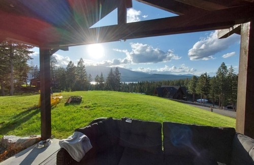 Rexford Cabina | Cozy Hill Top Hideaway loft with Koocanusa lake views and cove