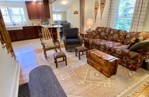 Lynn Cabaña | Cozy historic cottage in the woods. 10 minute walk to town