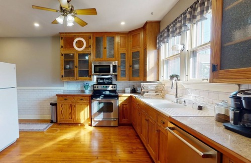 Edwardsville Apartamento | Cozy Historic Downtown Edwardsville Charmer