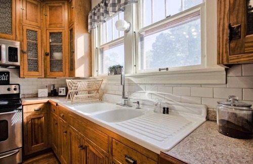 Edwardsville Apartamento | Cozy Historic Downtown Edwardsville Charmer