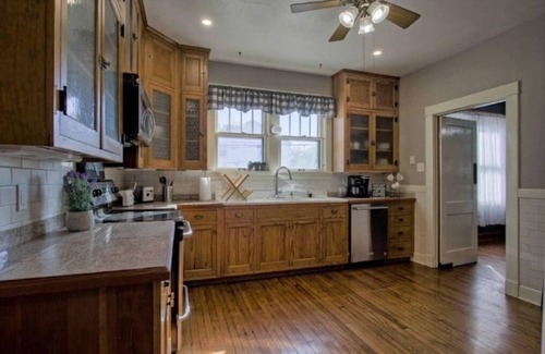 Edwardsville Apartamento | Cozy Historic Downtown Edwardsville Charmer