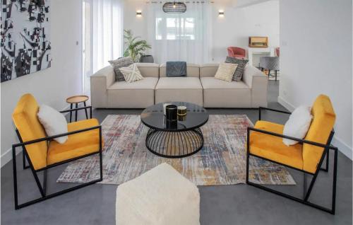 La Chapelle-Vendomoise Casa | Cozy Home In La Chapelle-Vendômoise