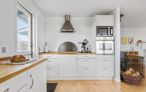 Bønnerup Strand Casa | Cozy Home In Glesborg With Kitchen