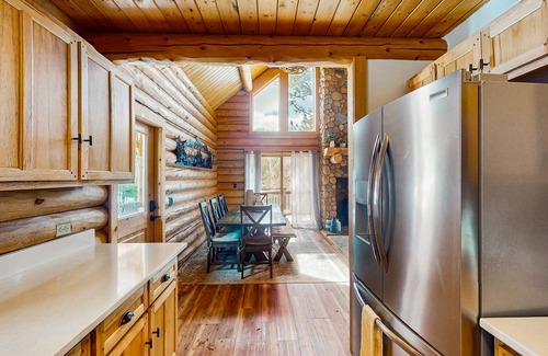 Cripple Creek Casa | Cozy home with fully stocked kitchen, large deck, mountain views & fast wifi