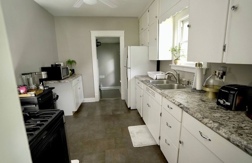 Bloomington Casa | Cozy Home with LOTS of space- Less than 1 mile to ISU & IWU, 5 miles to airport