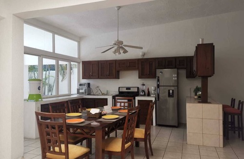 Puerto Quetzal Chalet De Esquí | Cozy house in the nature close to the beach