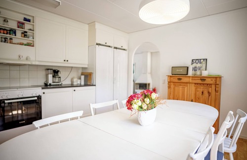 Aspet Complejo | Cozy house with large wooden deck near the sea and the beach