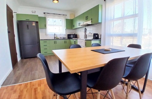 Whyalla Stuart Casa | Cozy industrial home with hot tub & fruit garden