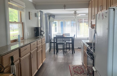 Friendship Casa | Cozy Lake View Getaway