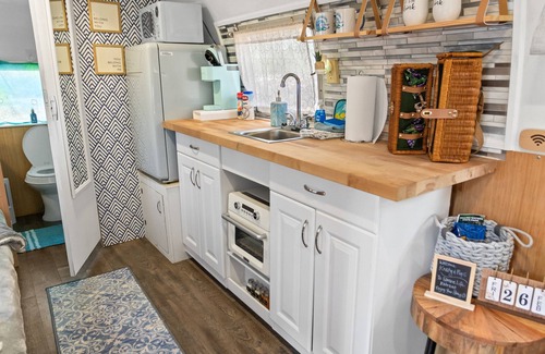 Chipley Casa | Cozy Lakefront Airstream