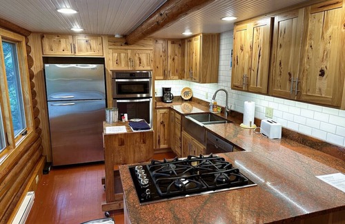 Cook Cabina | Cozy Lakeside Log Cabin Perfect for Any Season