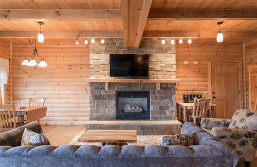 Millersburg Apartamento | Acogedora suite de cabaña romántica con bañera de hidromasaje. 1/2 milla a Berlín!