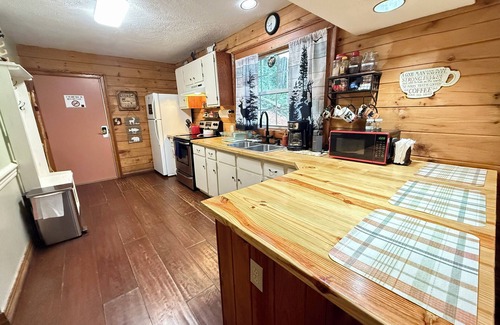 Traphill Cabina | Cozy log cabin 4 minutes outside Stone Mountain!