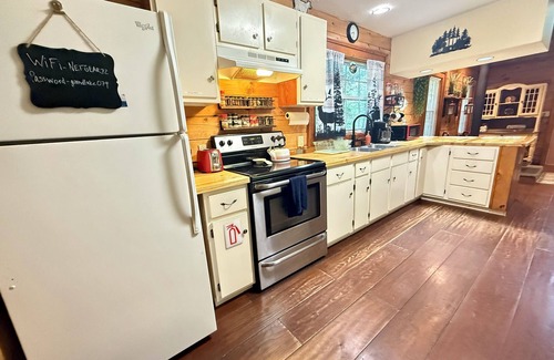 Traphill Cabina | Cozy log cabin 4 minutes outside Stone Mountain!