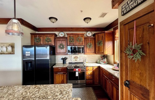 Boone Condominio | Cozy Luxe Echota: Spectacular View;2 Kings;No Stairs;Szn Decor;Hot tub;Fireplace