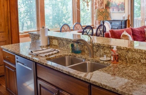 Boone Condominio | Cozy Luxe Echota: Spectacular View;2 Kings;No Stairs;Szn Decor;Hot tub;Fireplace