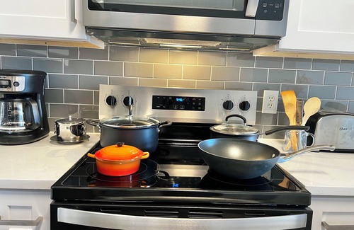 Mission Viejo Apartamento | Cozy Luxurious Spacious Apt w/ Valley View,Attached Garage,Pool,24-Hour Gym,3 TV