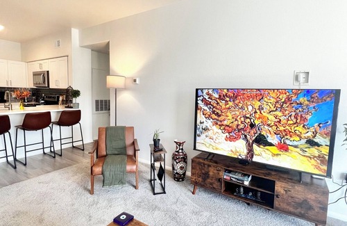 Mission Viejo Apartamento | Cozy Luxurious Spacious Apt w/ Valley View,Attached Garage,Pool,24-Hour Gym,3 TV