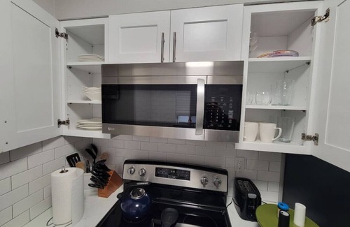 Government Hill Apartamento | Cozy Midtown Apartment, King Bed