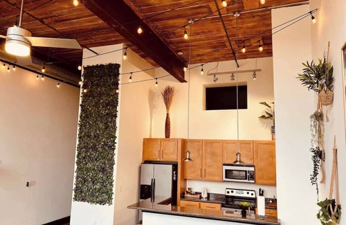 Arcadia Apartamento | Cozy Mill Loft w/ 2 king beds, huge windows