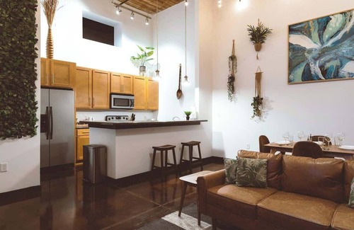 Arcadia Apartamento | Cozy Mill Loft w/ 2 king beds, huge windows