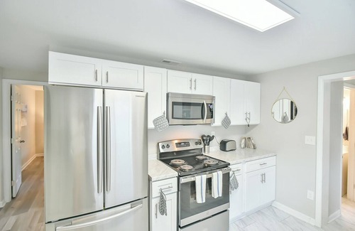 Greensboro Casa | Cozy & Modern - Fire Pit Grill - Pet friendly