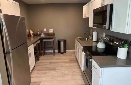 Cedar Rapids Casa | Cozy Modern Home with two stall Garage Wi-Fi