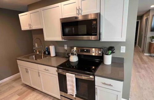 Cedar Rapids Casa | Cozy Modern Home with two stall Garage Wi-Fi