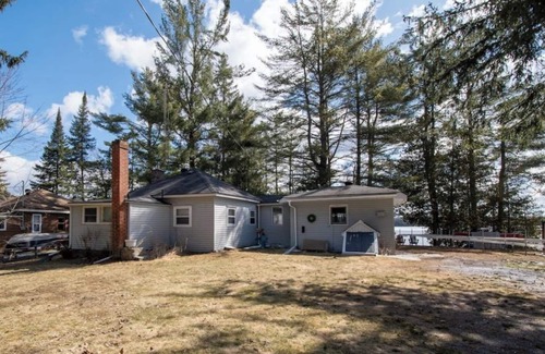 Douro-Dummer Cabaña | Cozy, Modern Year-Round Lakefront Cottage with 100ft Shoreline and Stunning View