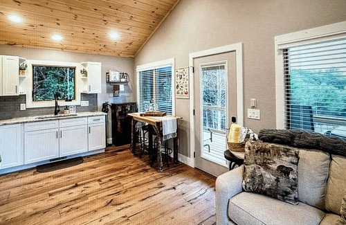 Franklin Casa | Cozy mountain cabin, dog friendly, sunset views.