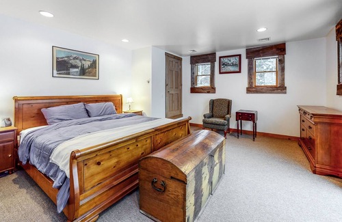 Granville Casa | Cozy mountain-view retreat abutting the National Forest with views from deck