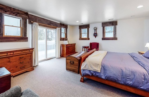 Granville Casa | Cozy mountain-view retreat abutting the National Forest with views from deck