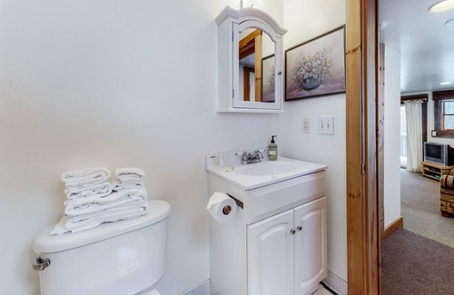 Granville Casa | Cozy mountain-view retreat abutting the National Forest with views from deck