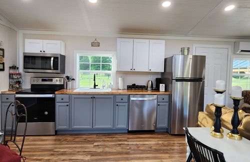 Saint Andrews Cabaña | Cozy Mountain Views Cottage with a Farm Stay