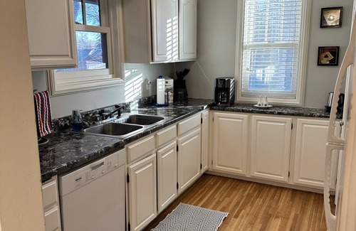 Benson Casa | Cozy N Clean Brick Bungalow Dundee- Best Porch Swing in the metro!