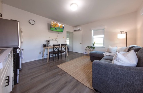 Apple Creek Casa | Cozy one bedroom apartment with attached garage.